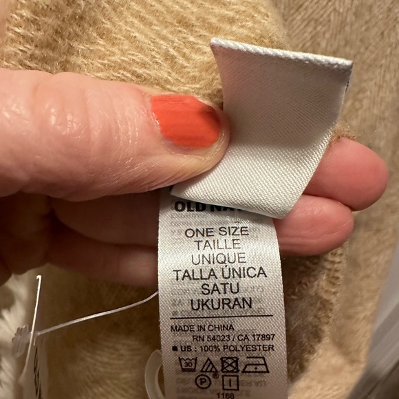 Neutral poncho wrap with fringed edges - Picture 5 of 7